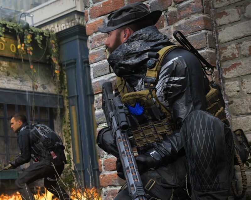 Scena z Call of Duty, które wedle plotki ma niedługo pojawić się w ofercie Game Passa, uzbrojony żołnierz czeka na sygnał do ataku, przyczajony przy ścianie z cegły.