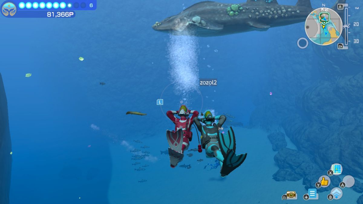 screen z gry endless ocean luminous przedstawiający tryb multiplayer i dwoje zawodników pod wodą