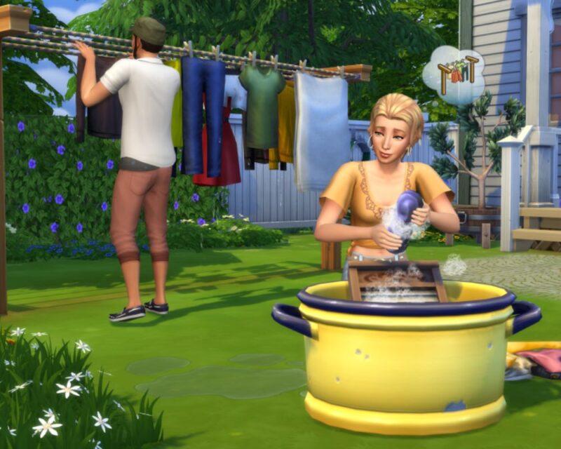 Ujęcie z gry The Sims 4. Kobieta ubrana sukienkę siedzi na ziemi i robi pranie w misce. Na drugim pranie mężczyzna wiesza świeżo uprane ubrania na sznurku.
