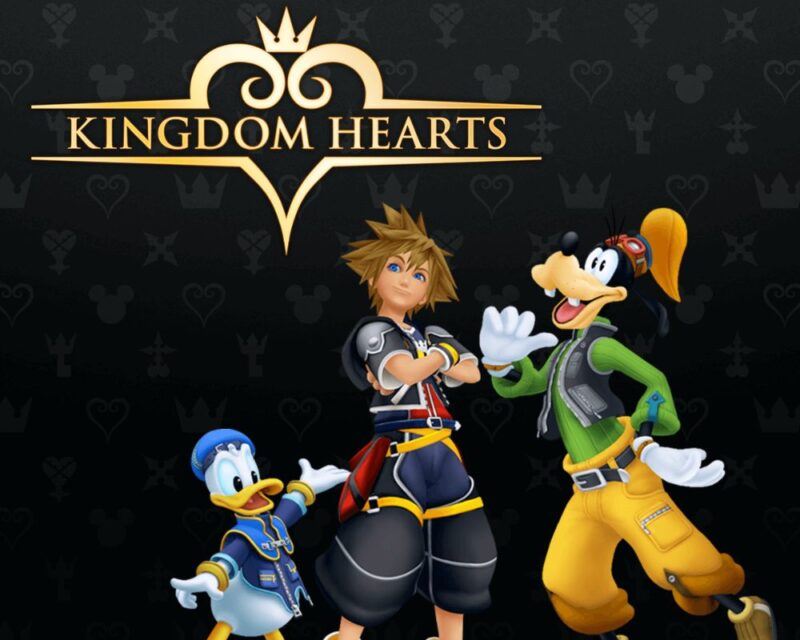 Obrazek przedstawia kaczora Donalda, Goofiego i bohatera o imieniu Sora na czarny tle ze złotym logotypem gry Kingdom Hearts.