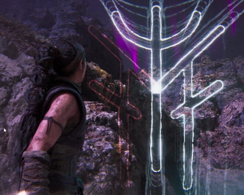 Screen z Hellblade 2, Senua rozwiązująca runiczną zagadkę.