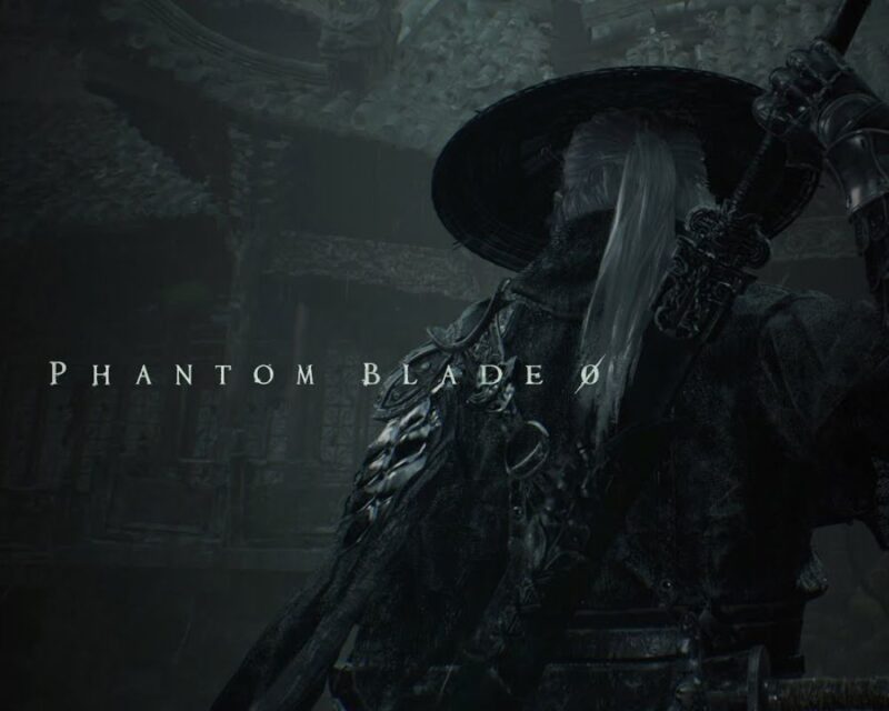 Na szarym tle stoi osoba w kapeluszu a na plecach nosi miecz obok napis Phantom Blade Zero