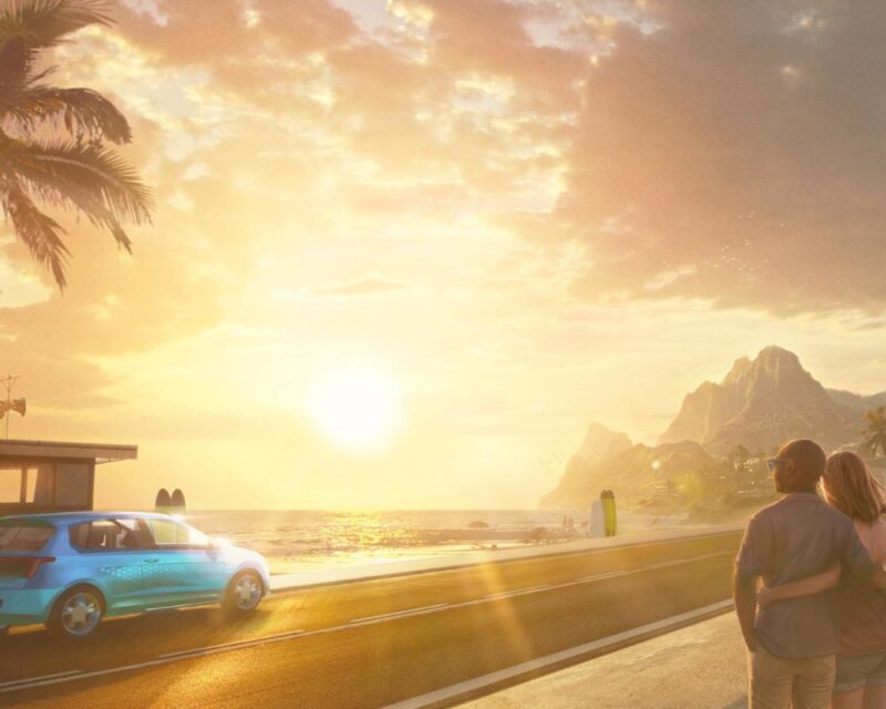 para obściskująca się przy zachodzie słońca, w rogu stoi niebieskie auto