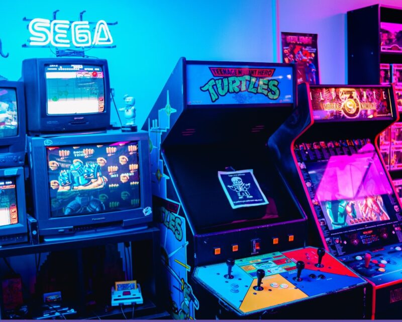 Obrazek przedstawia salon gier arcade. Rola muzyki w grach wideo.