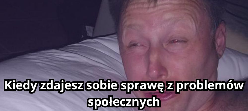 Zdjęcie obudzonego mężczyzny z podpisem Kiedy zdajesz sobie sprawę z problemów społecznych
