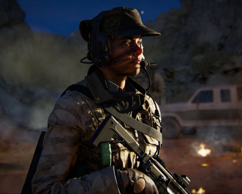 Call of Duty: Black Ops 6 i zwiastun pokazujący fragmenty rozgrywki, na zdjęciu widzimy żołnierkę w stroju wojskowym i barwami wojennymi na twarzy, wokół panuje noc