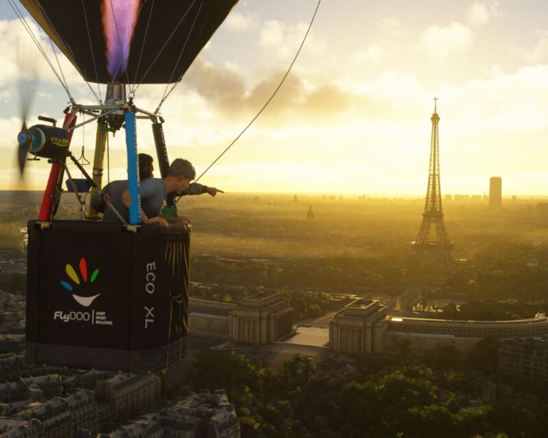 Microsoft Flight Simulator 2024 na Xbox Games Showcase 2024, na grafice widzimy ludzi siedzących w balonie, w oddali widać panoramę Paryża i Wiezę Eiffla