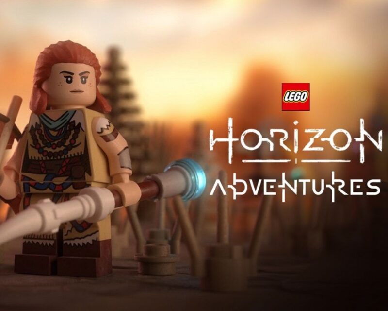 grafika z Aloy złożoną z klocków, dziewczyna stoi na łące, w tle zachód słońca, po prawej nazwa gry LEGO Horizon Adventures