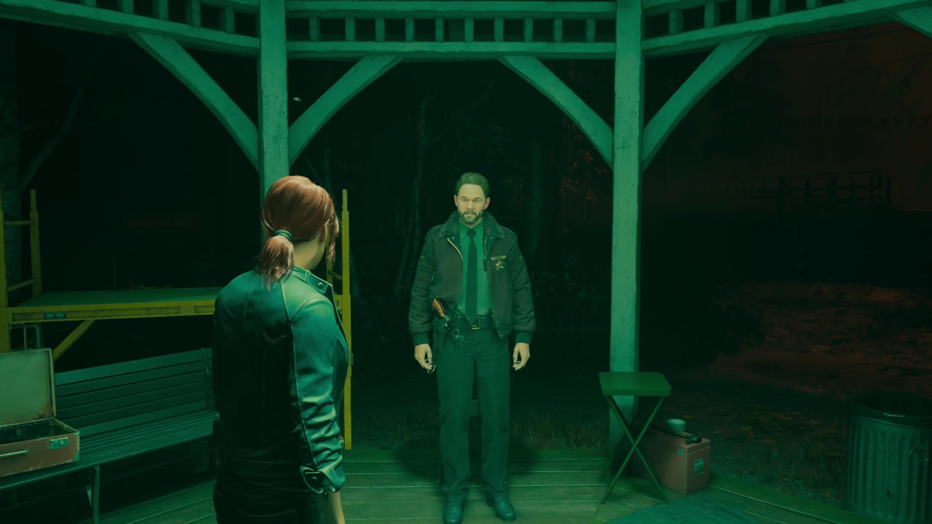 Na zdjęciu widnieje Jesse Faden z gry Control, przed nią stoi mężczyzna - szeryf.