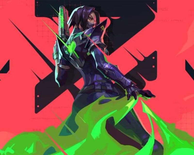 Valorant na konsolach, na grafice widzimy jasnoczerwone tło, u dołu jasnozielony dym, z którego wyłania się kobieca postać w fioletowym skafandrze bojowym, ma krótkie fioletowe włosy i stoi tyłem do widza, wyglądając ku niemu nad ramieniem