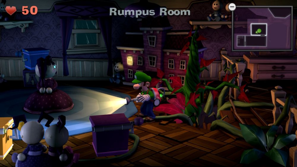 Scena z pokoju na poddaszu – screen z gry Luigi's Mansion 2 HD – widać na niej bohatera uzbrojonego w latarkę i mroczny pokój dziecięcy
