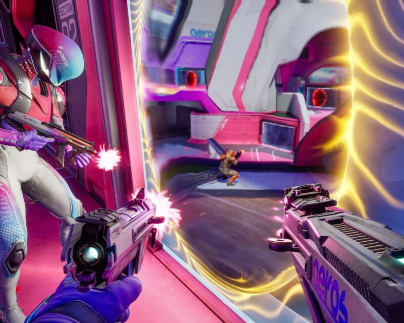 grafika z gry splitgate 2, widzimy otwarty portal prowadzący do innej części mapy, przed sobą widzimy dwie dłonie z pistoletami, po lewej stronie postać w podłużnym hełmie strzelającą z karabinka automatycznego