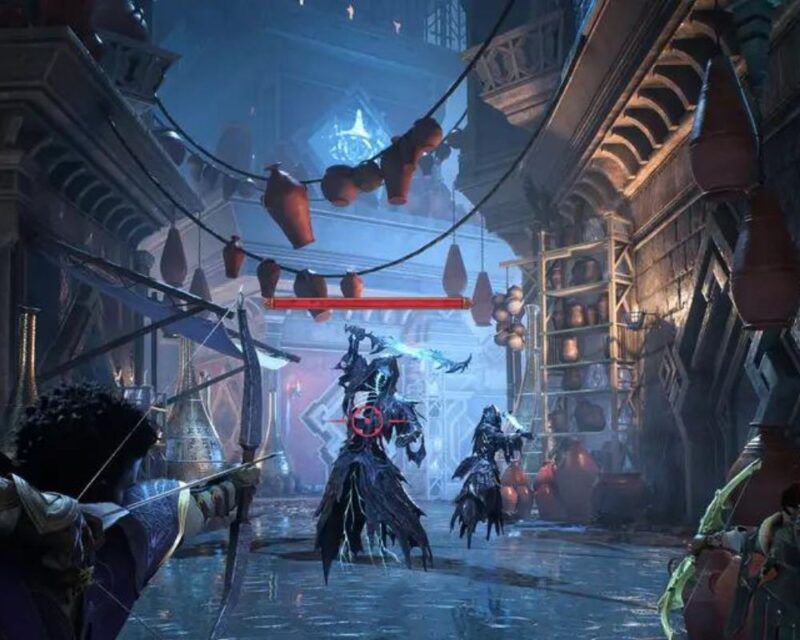 na grafice widzimy walkę w Dragon Age The Veilguard, stoimy w wąskiej ciemnej uliczce w nocy, przed nami stoi zakapturzona postać ubrana na czarno z zasłoniętą twarza, nad nią widać czerwony pasek zycia