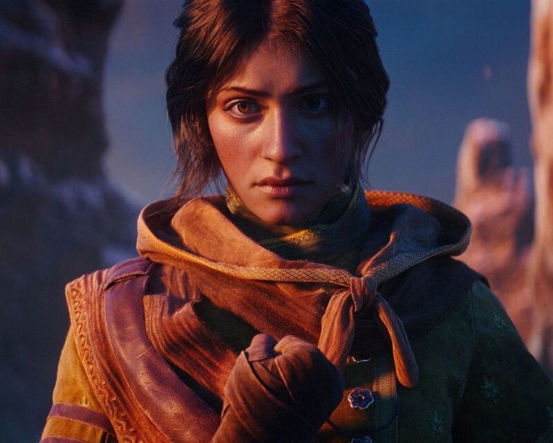 Czarnowłosa kobieta ściskająca pięści