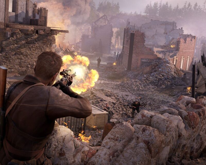 grafika z gry Sniper Elite Resistance, widzimy mężczyznę strzelającego do celu idącego w oddali, wokół wojenne ruiny