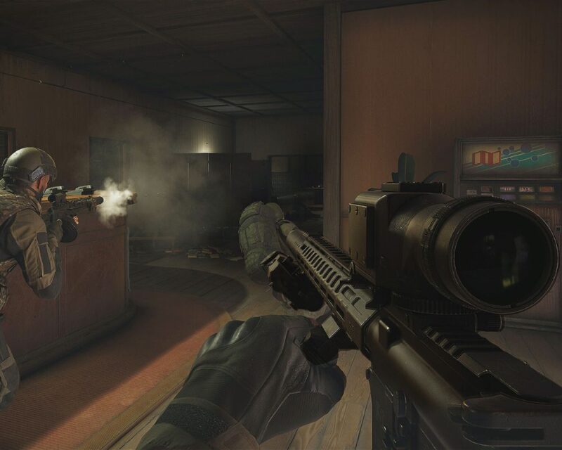 grafika z gry Arena Breakout Infinite, widzimy z perspektywy pierwszej osoby dłonie trzymające karabin snajperski, po lewej stronie zdjęcia drugiego żołnierza strzelającego z karabinu, w tle zaś widzimy różne meble pokojowe