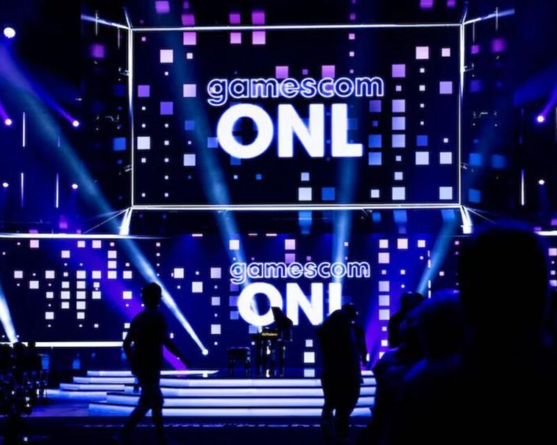 gamescom Open Night Live 2024, zdjęcie z jednego z wydarzeń z tej serii, widać na nim scenę w ciemno niebieskich, fioletowych i czarnych kolorach; a na niej na ekranach napis ONL; podsumowanie pokazu