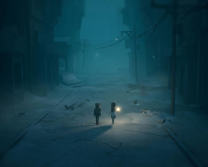 Dwie postaci, brat i siostra, idą pustą, zamgloną ulicą. Dziewczynka niesie w dłoni latarnie. Dzieci mają na sobie maski - chłopiec maskę niedźwiedzia, a dziewczynka królika.