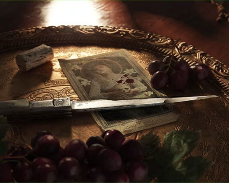 Poplamione krwią zdjęcie młodej kobiety leży na srbrnej tacce. Obok leży również nóż i winogrono. Zdjęcie pochodzi z lat 20.