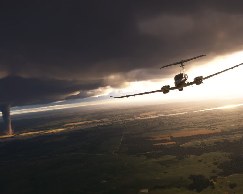 Piękne burzowe chmury i tornado na horyzoncie, czyli widoki z kabiny lotniczej nowego Microsoft Flight Simulator 2024, gra będzie miała duże wymagania sprzętowe