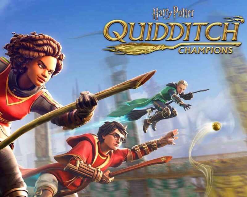 Trzy osoby lecą na miotle, mają obszerne szaty. Chłopak w okularach jest blisko złapania małej piłeczki.