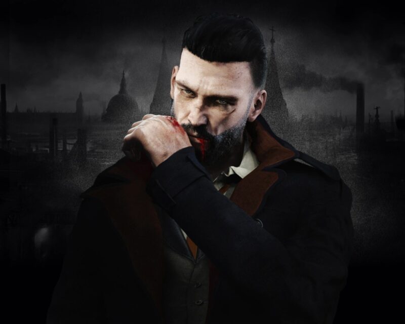 Mężczyzna, który jest wampirem, ociera sobie twarz rękawem, w tle mroczne miasto
