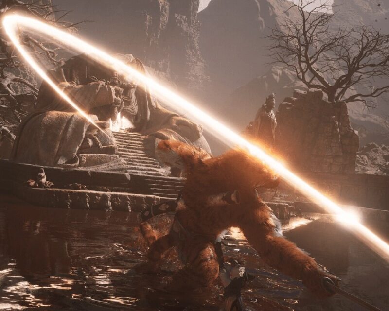 Scena walki z Black Myth: Wukong, które ma już zaplanowane DLC. Przeciwnik bierze zamach, a w centrum kadru znajduje się świetlista łuna od przecięcia ostrza.