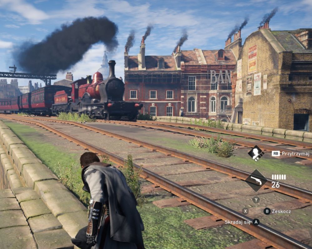 Mężczyzna kucający z boku torów, czekający na lokomotywę. Obok budynki