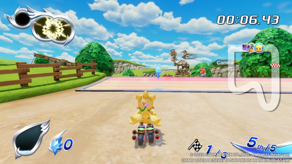 Główny bohater, stwór chocobo, jedzie na wrotkach. Po prawej stronie widać mapkę trasy, u dołu miejsce, okrążenie oraz wspomagacze, jakie zdobył. 