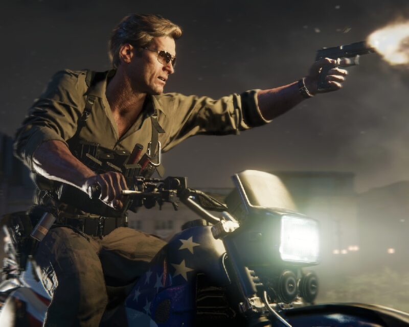 Dynamiczna scena strzelającego bohatera na motocyklu z najnowszego Call of Duty: Black Ops 6, o którego rozmiarze krążą już plotki