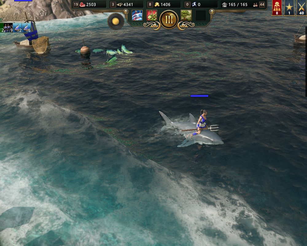 Na obrazku widać wojowniczkę na morzu z trójzębem z ręce, która siedzi na rekinie. Nieopodal widać łódź rybacką.