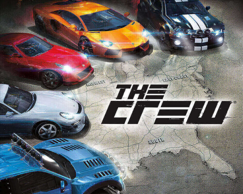 Na środku grafiki widzimy tytuł gry The Crew, zapisany dużą czarną czcionką, znajdujący się na beżowej powierzchni. Wokół niego widać różnokolorowe modele samochodów, których światła świecą w kierunku napisu.
