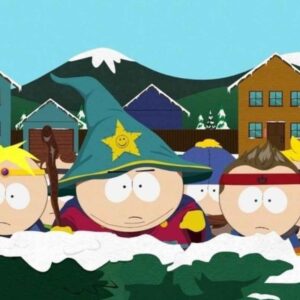 Kilku chłopców przebranych za czarodziejów stoi za krzakami.