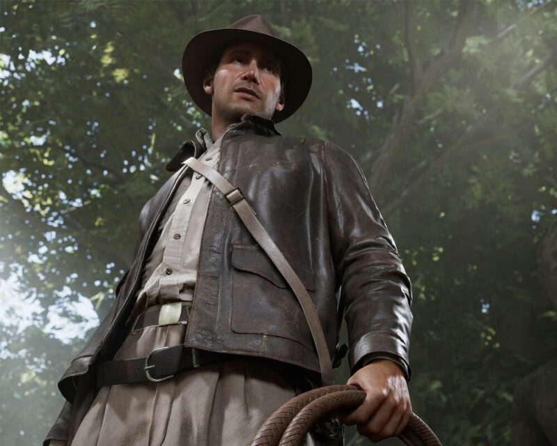 Grafika z gry Indiana Jones i Wielki Krąg przedstawiajaca mężczyznę w kapeluszu i skórzanej kurtce trzymającego bicz