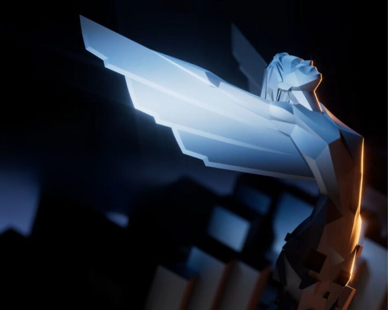 na obrazku z grafiką promującą The Game Awards 2024 widzimy statuetkę, jest to kobieta ze skrzydłami wyciągniętymi do tyłu za jej plecy, patrzymy na nią z prawego boku, nieco od przodu
