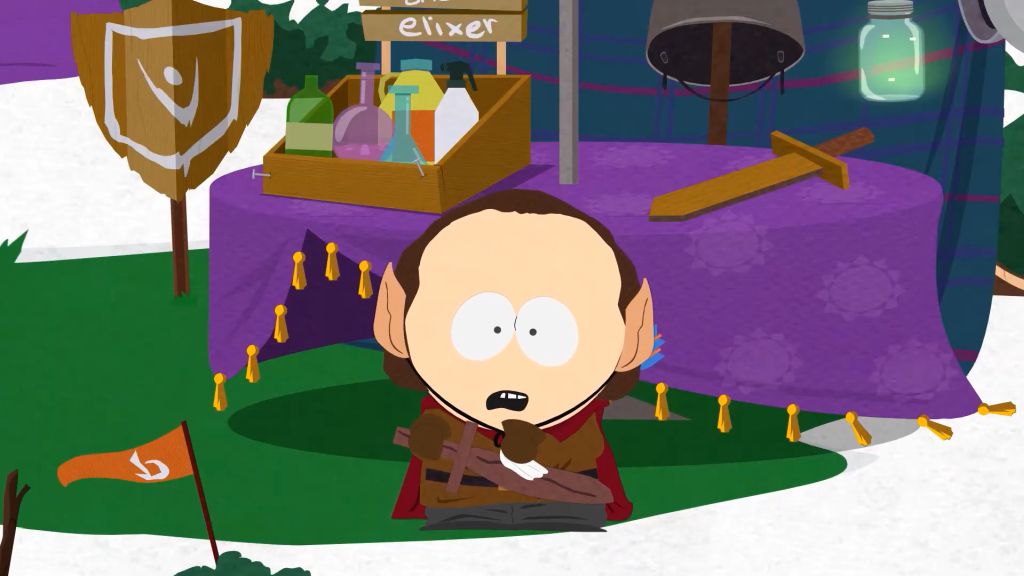 Mężczyzna z elfimi uszami stoi przed stoiskiem. Widać na nim miecz i butelki.