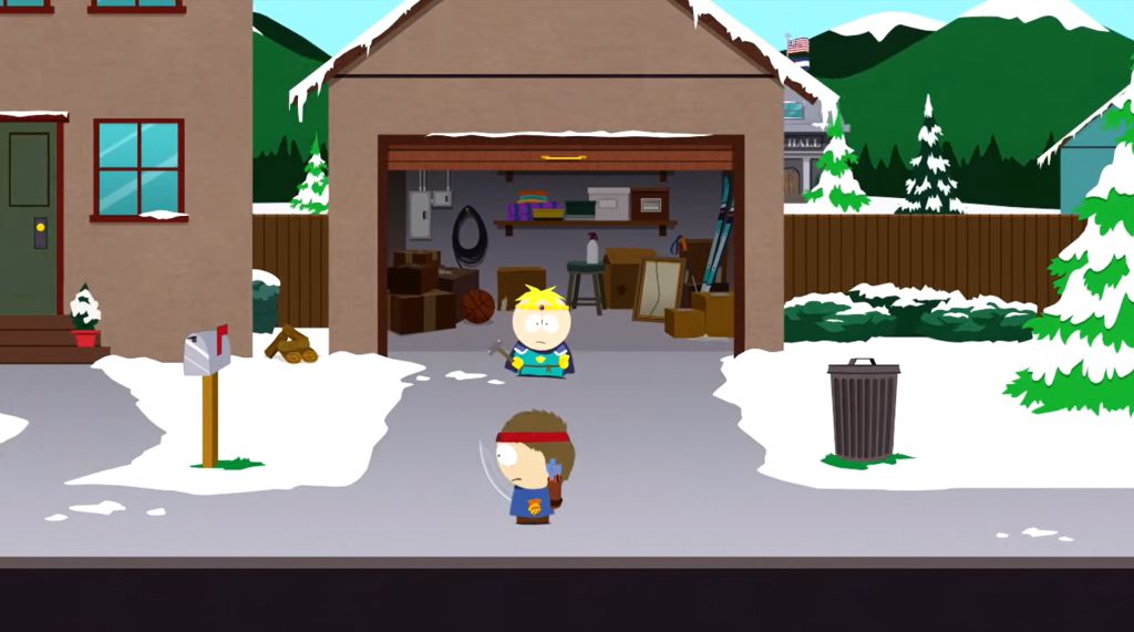 Chłopcy w mieście. Jeden stoi w drzwiach garażu, jest blondynem. Drugi trzyma łuk i ma przepaskę. Widać kosz na śmieci, skrzynkę na listy.