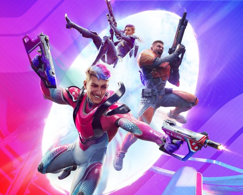 Okładka z gry Splitgate 2. Na niej znajduje się 3 strzelców w kolorowych kombinezonach z pistoletem w rękach. Unoszą się powietrzu.