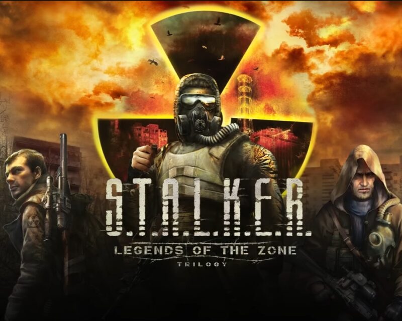 Na obrazku widoczny jest napis S.T.A.L.K.E.R Legends of the Zone trilogy. W tle jest znak radiacji, a przed nim stoi stalker w kostiumie, który chroni go przed promieniowaniem. W tle jest wybuch. Po bokach stoją jeszcze dwaj stalkerzy.