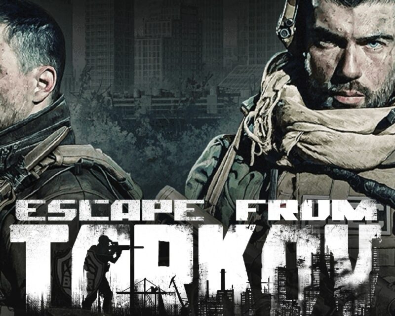 Escape from Tarkov zimowa aktualizacja, dwóch mężczyzn, jeden ledwo widoczny w mundurach, w tle szare miasto, na dole duże logo gry