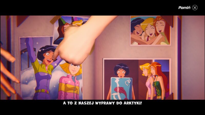 Album ze zdjęciami, na jedno z nich wskazuje palec