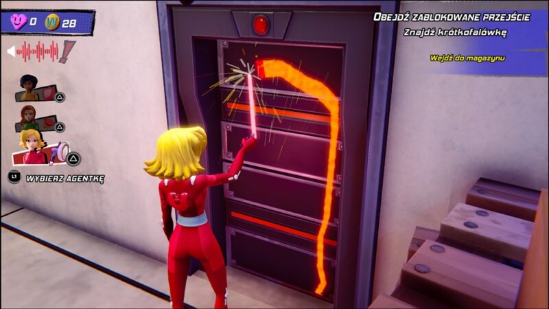 Bohaterka używa laserowej szminki do otwarcia drzwi