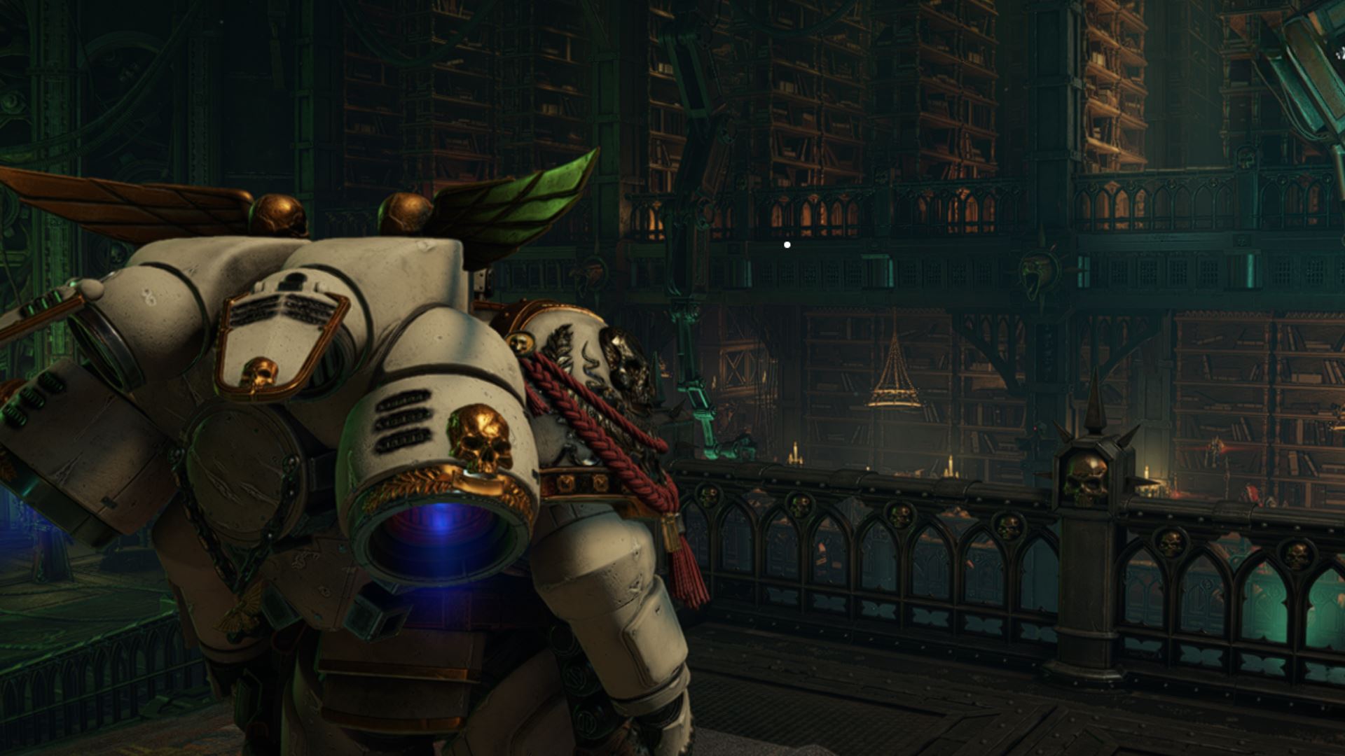 Na załączonym obrazku widoczny jest fragment gry Warhammer 40,000: Space Marine 2, przedstawiający Kosmicznego Marine w białym pancerzu wspomaganym, ozdobionym złotymi i zielonymi akcentami. Pancerz zdobią symbole Imperium, takie jak czaszki, skrzydła oraz ornamenty, co wskazuje na przynależność do elitarnej jednostki. W tle znajduje się ogromna, gotycka biblioteka lub archiwum, wypełniona wysokimi regałami z książkami lub manuskryptami. Przestrzeń jest oświetlona ciepłym światłem świec i żyrandoli, a architektura zdobiona czaszkami i gotyckimi detalami idealnie oddaje mroczny klimat uniwersum Warhammera 40,000. Atmosferę dopełniają elementy technologiczne, takie jak widoczne ramię robota, współgrające z majestatycznym i religijnym stylem Imperium Człowieka. Scena doskonale oddaje monumentalność i mroczną estetykę świata gry.