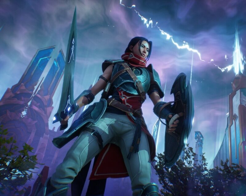 Na obrazku znajduje się scena z gry **Eternal Strands**, przedstawiająca bohatera uzbrojonego w miecz i tarczę w dynamicznej, fantastycznej scenerii. Postać stoi na tle potężnych, magicznych wież i burzowego nieba, z błyskawicami rozświetlającymi atmosferę. Ubrana jest w zbroję oraz czerwony szal, co podkreśla jej bojowy charakter.