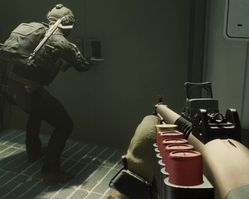 Ready or Not niższa cena, widok z pierwszej osoby, broń w ręku, druga postać w kostiumie oddziału specjalnego blisko drzwi