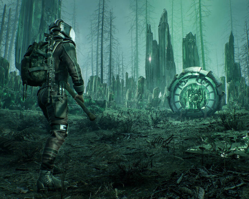 Na obrazku znajduje się bohater gry Chernobylite 2: Exclusion Zone. Zmierza on w stronę okrągłego portalu. Cała grafika jest w odcieniach zieleni i wygląda postapokaliptycznie i dystopijnie.