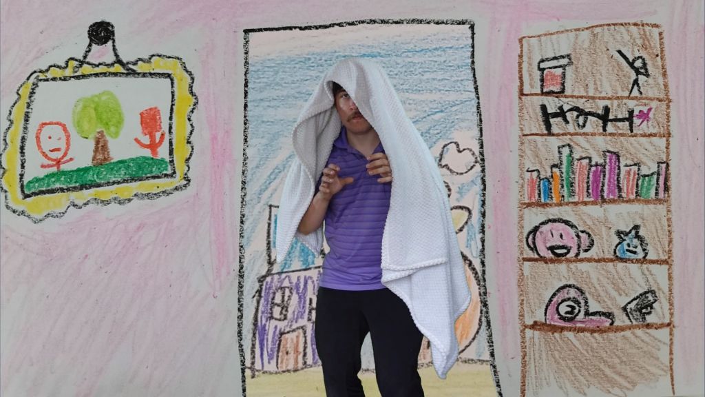 Mężczyzna ma na sobie biały ręcznik. W tle narysowany pokój z obrazem i regałem.