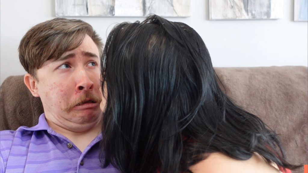 Mężczyzna jest przerażony tym, że zbliża się do niego kobieta.