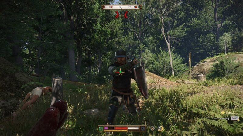 Na środku wrogi wojownik z tarczą, w tle las.