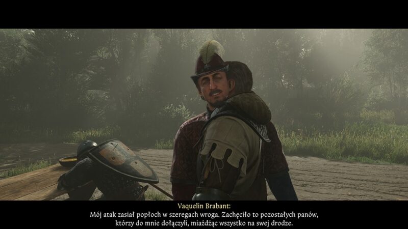 Mężczyzna, w którego wszedł model innego mężczyzny. Za nimi na stole śpi trzeci mężczyzna ze zbroją. W tle las.